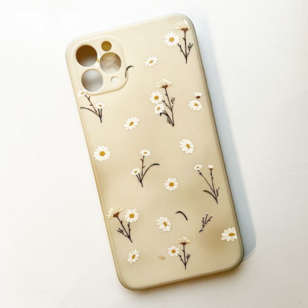 iPhone 11 Pro Max Vintage Floral Daisy phone case